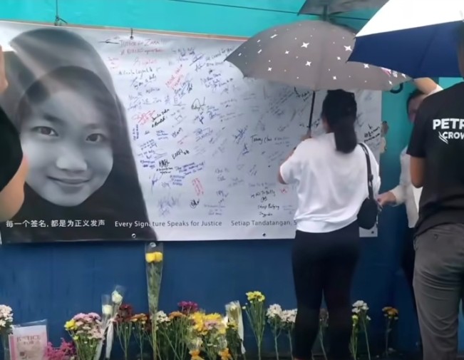 Bentuk simpatik terus mengalir atas kematian remaja Malaysia Zara Qairina yang diduga tewas akibat bullying. [Instagram]